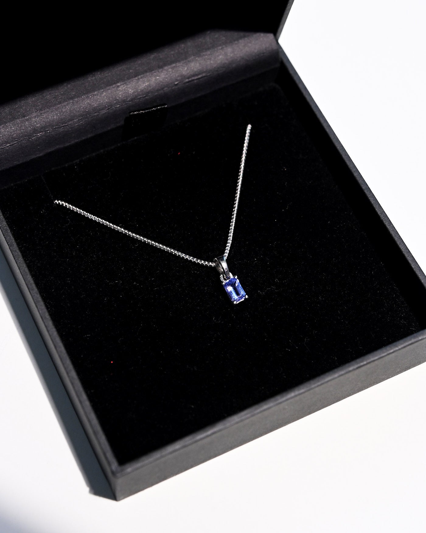 Natural tanzanite sterling silver pendant detail