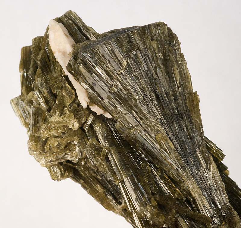 Epidote crystal — Green specimen, Monoclinic crystal system