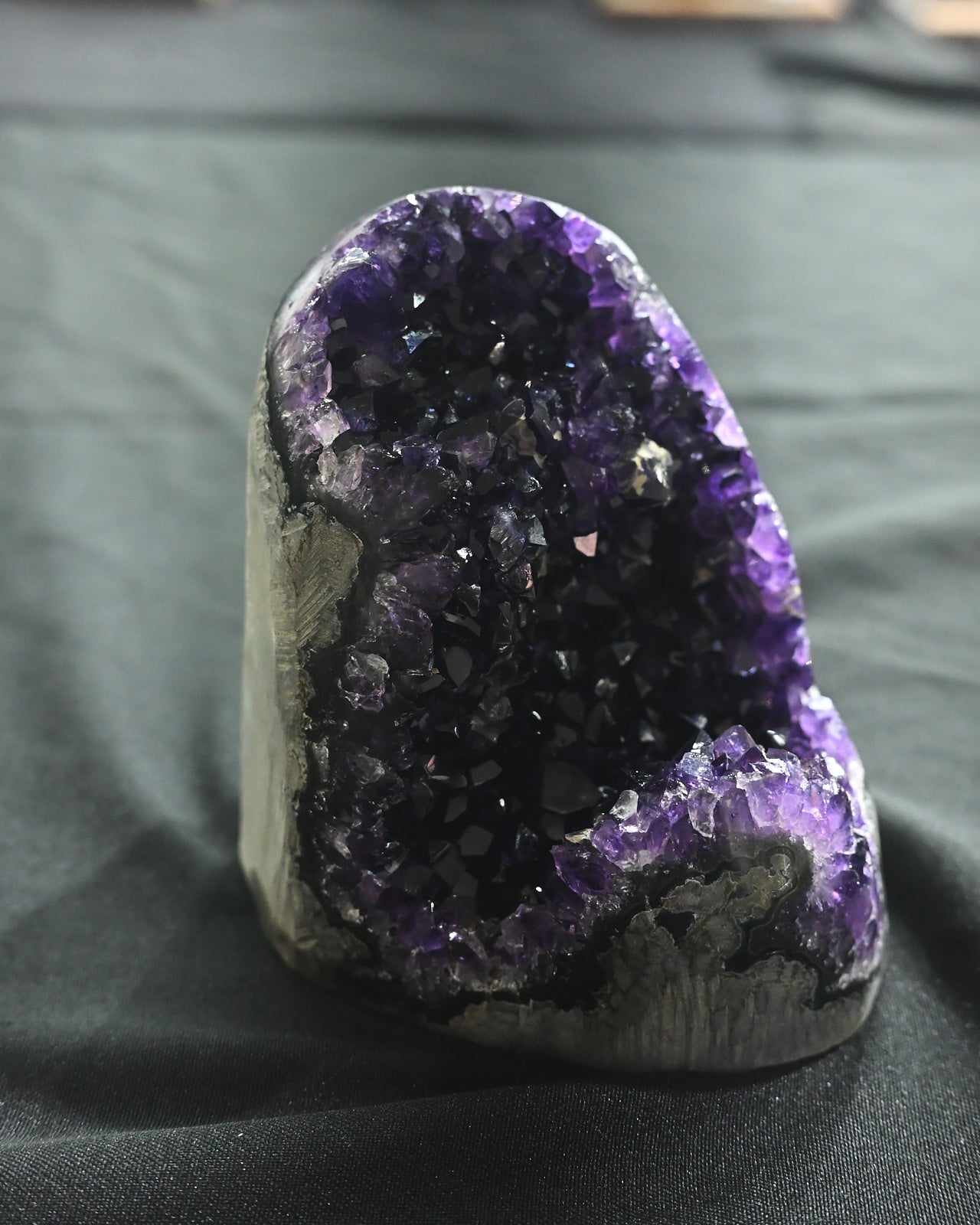 amethyst--geode-__appox4in_iin___w-1.75kg__sku1.75-----____c80--__v-barrios-Super8-__t--decor----t---1270.jpg