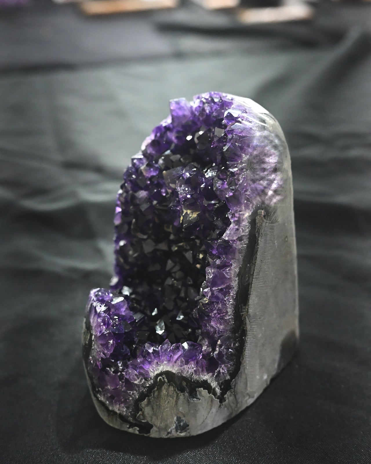 amethyst--geode-__appox4in_iin___w-1.75kg__sku1.75-----____c80--__v-barrios-Super8-__t--decor----t---1273.jpg