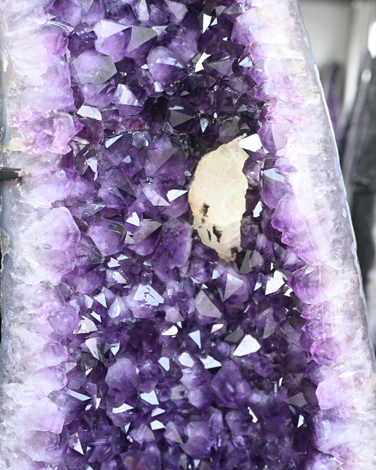 amethyst-geode-wiings-128kg__sku_128kg__v-GCO-AME__c-3850__tag-consign__t-Geode--714.jpg