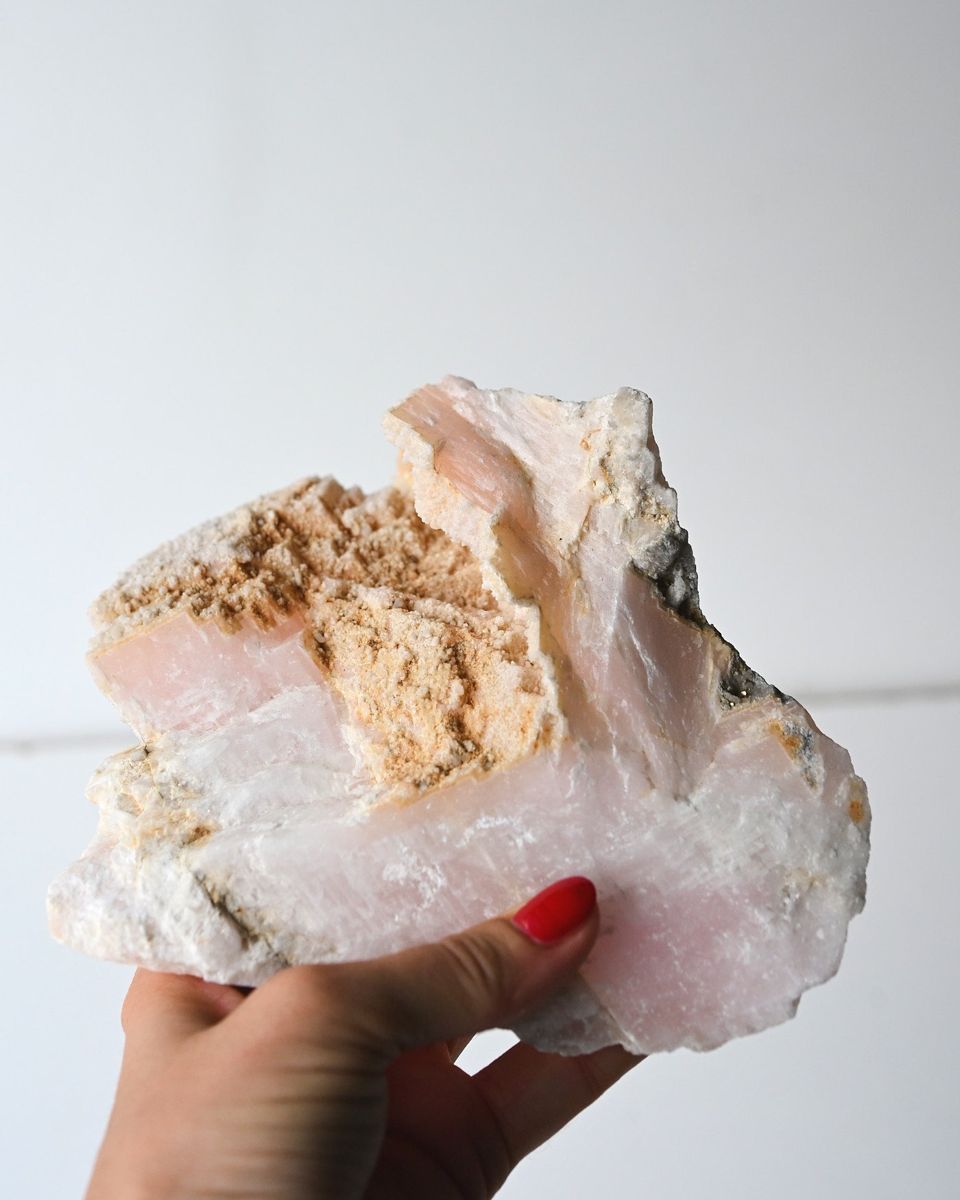 Manganoan calcite with pyrite scale view