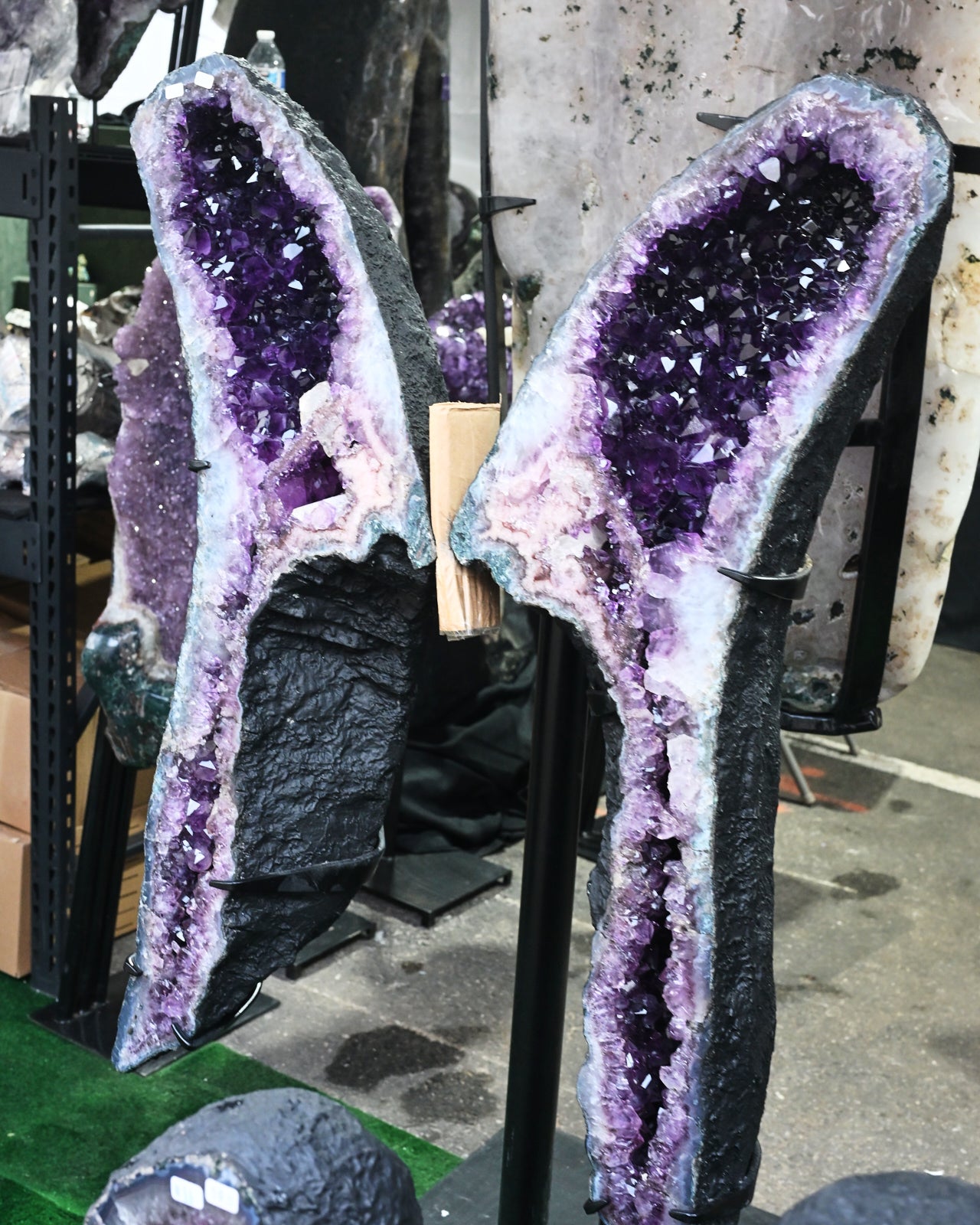 pink-amethyst-geode-wiings-55.5kg__sku_55.5__v-GCO-AME__c-1950__tag-consign__t-Geode--731.jpg